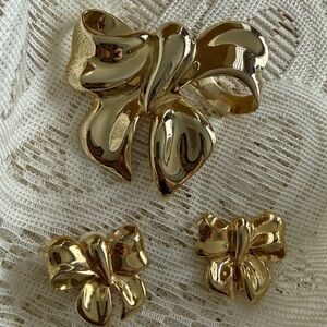 Park Lane Vintage Shiny golden Bow Brooch and clip earrings